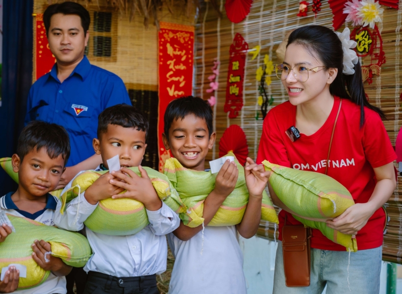 SẮM TẾT CHO EM – COMI MANG YÊU THƯƠNG ĐẾN TRẺ EM NINH THUẬN